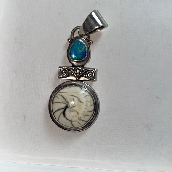Shell and Opal pendant - Picture 2 of 3
